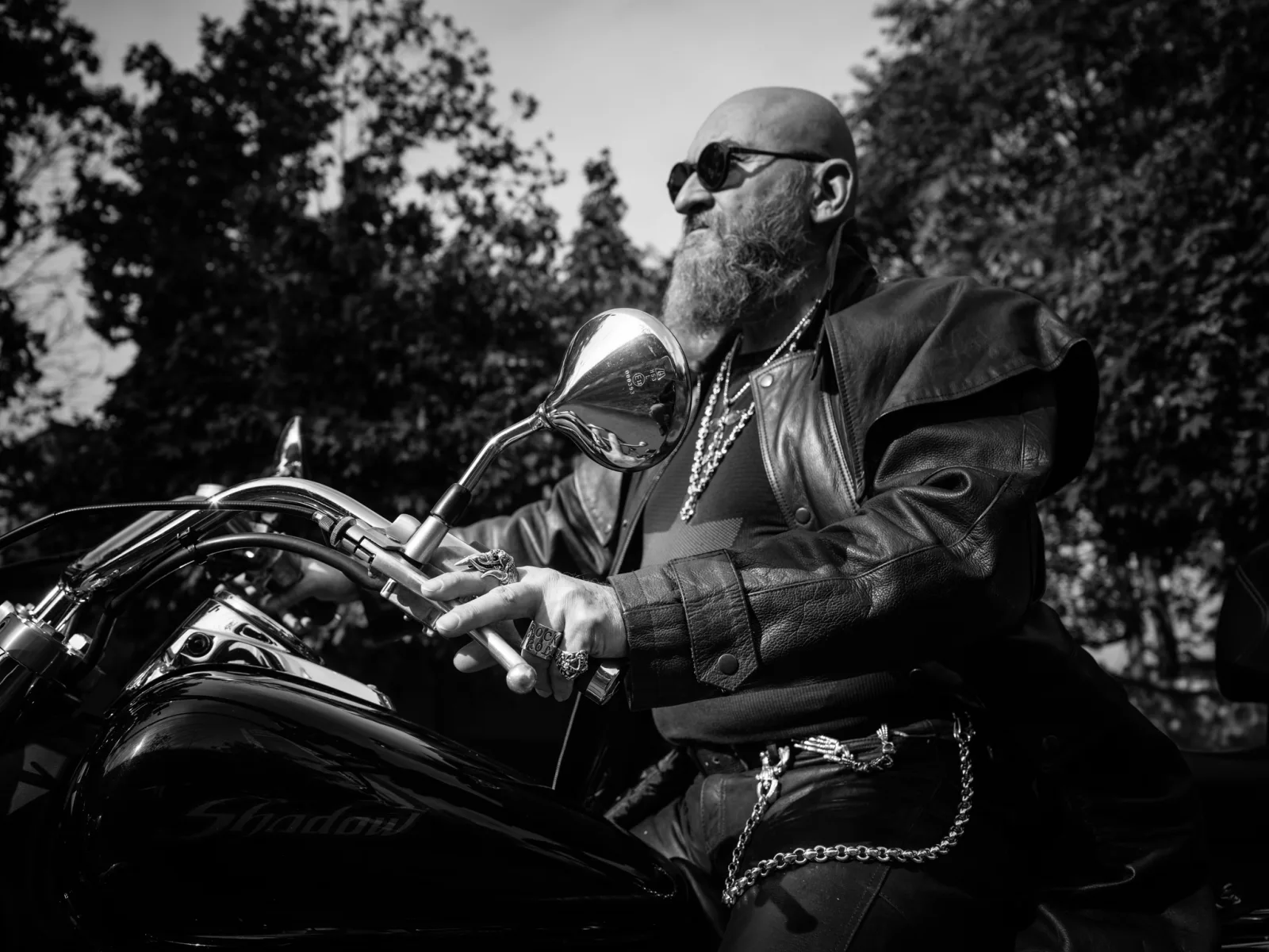 Motociclist purtând inele și lanțuri din argint
