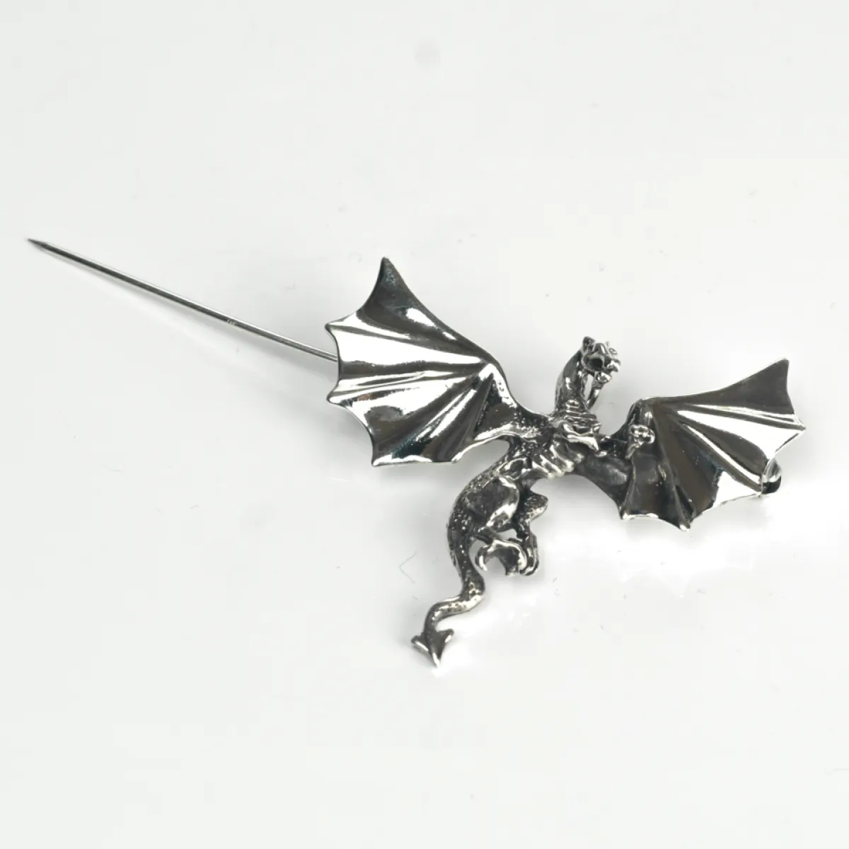 Brosa simpla dragon zburand s Argint