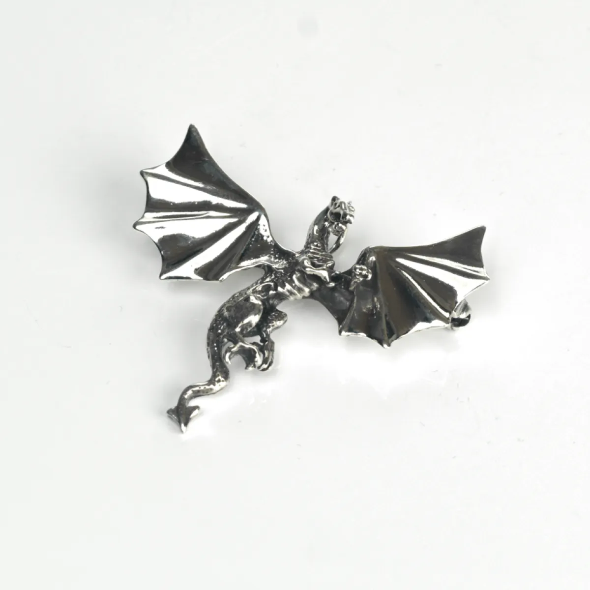 Brosa simpla dragon zburand s Argint