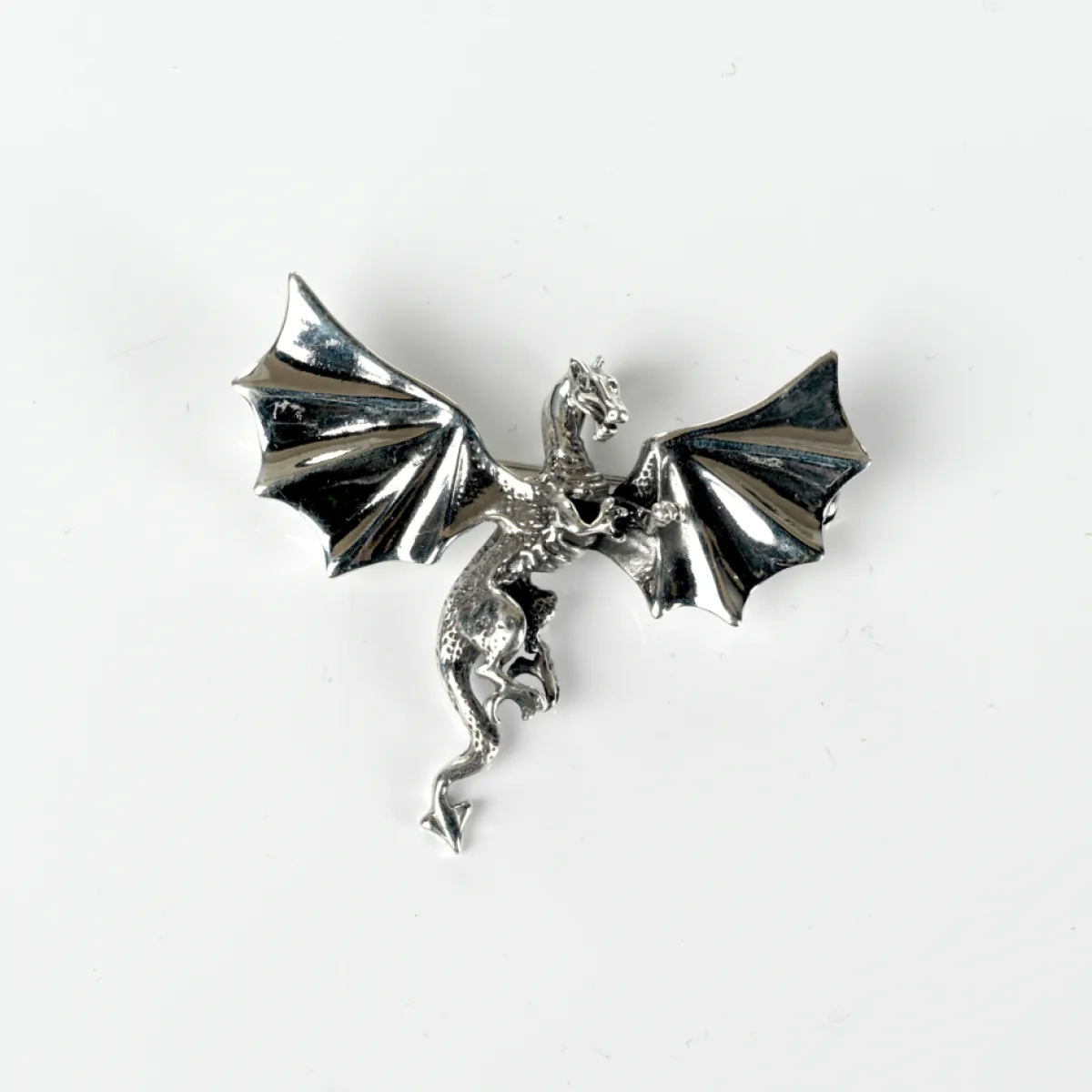 Brosa simpla dragon zburand s Argint