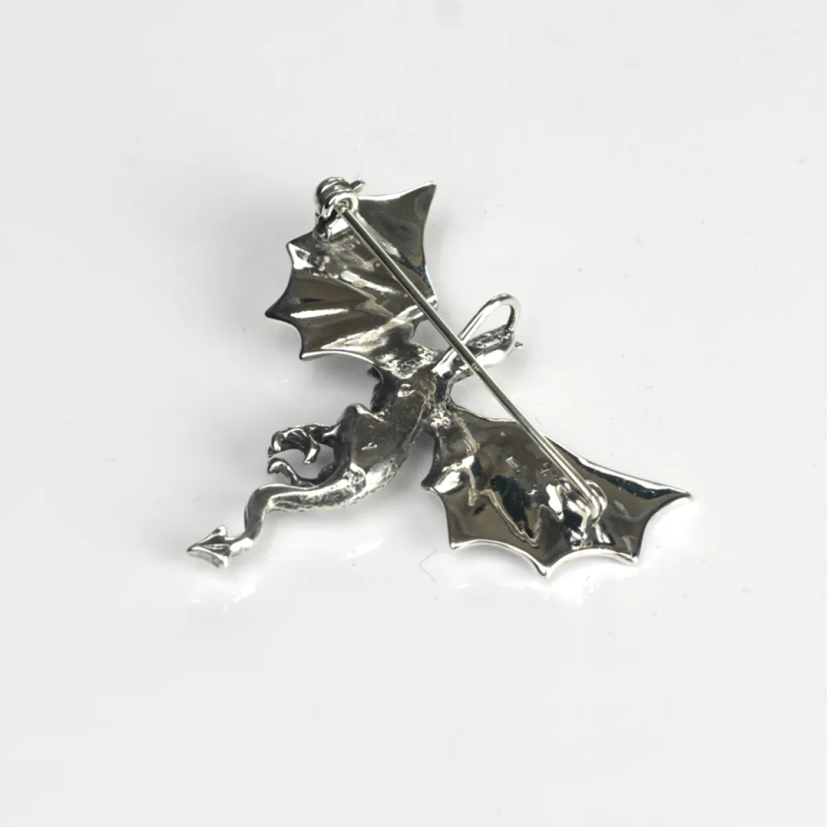 Brosa simpla dragon zburand s Argint