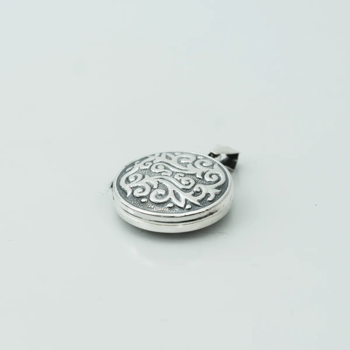 Pandantiv caseta rotunda poze broderie Argint