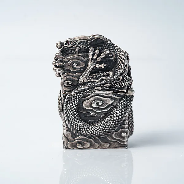 Bricheta Zippo dragon incolacit Argint
